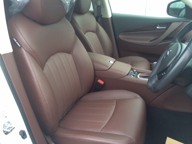 2013 Nissan Skyline Crossover 370GT Premium front seats