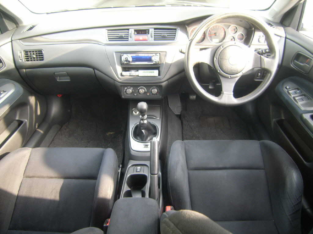 2004 Mitsubishi Lancer EVO 8 MR interior