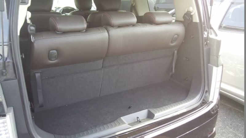 2010 Nissan Elgrand E52 4WD rear cargo area