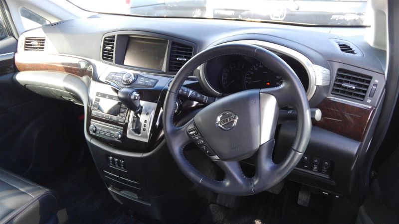 2011 Nissan Elgrand Highway Star Premium 350 4WD black steering wheel