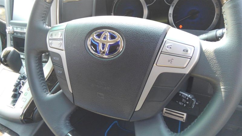 2012 Toyota Vellfire Hybrid ZR steering wheel