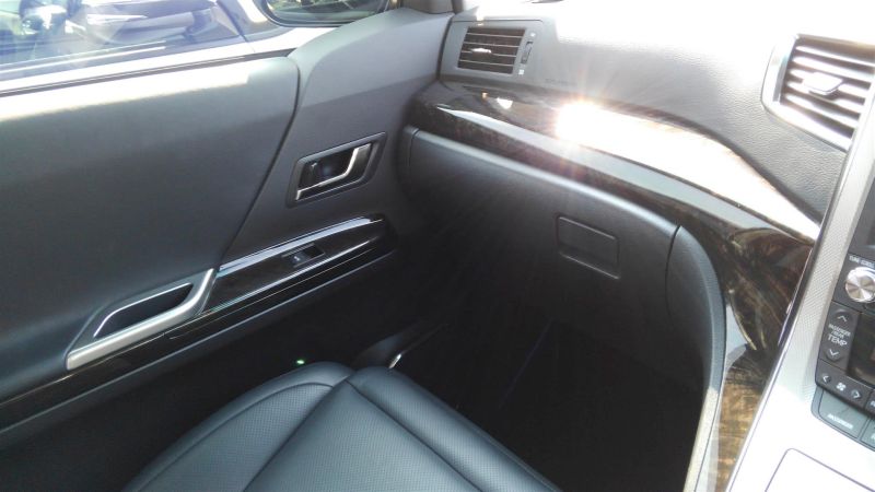 2012 Toyota Vellfire Hybrid ZR interior 8