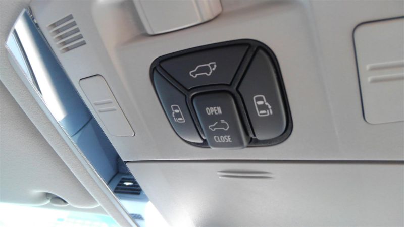 2012 Toyota Vellfire Hybrid ZR roof controls