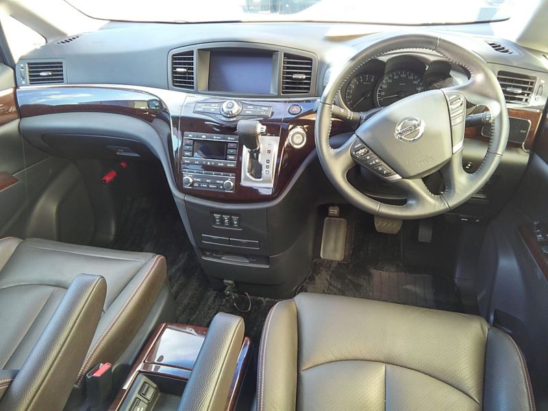 2011-nissan-elgrand-highway-star-350-4wd-1