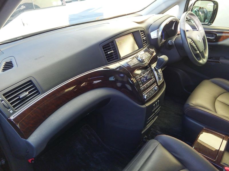 2011-nissan-elgrand-highway-star-350-4wd-15