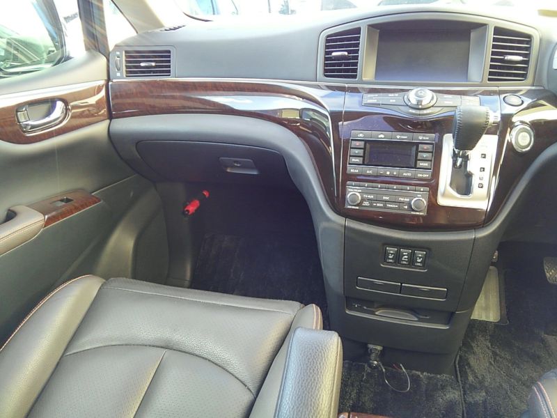 2011-nissan-elgrand-highway-star-350-4wd-2