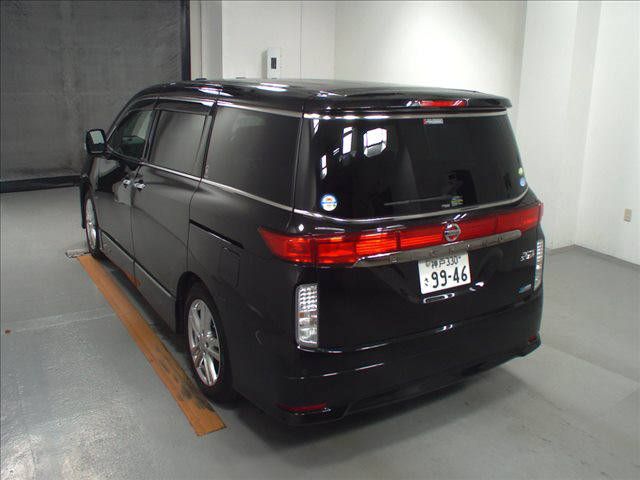 2011-nissan-elgrand-highway-star-350-4wd-45