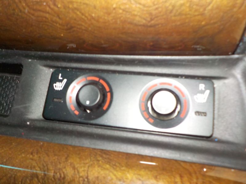 2016-toyota-alphard-hybrid-executive-lounge-30-series-seat-temperature-controls