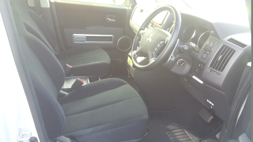 2016-Mitsubishi-Delica-D5-diesel-CV1W-4WD-front-seat-2
