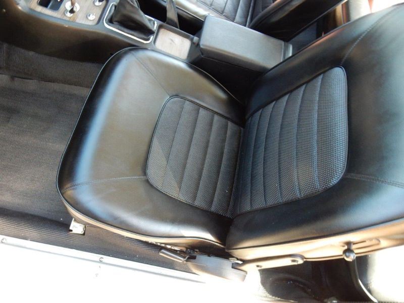 Hakosuka 1971 Nissan Skyline KGC10 coupe passenger seat