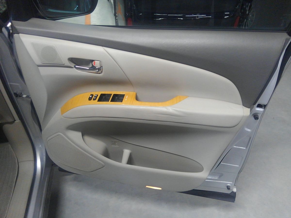 2008 Toyota Estima 4WD 7 seater driver arm rest