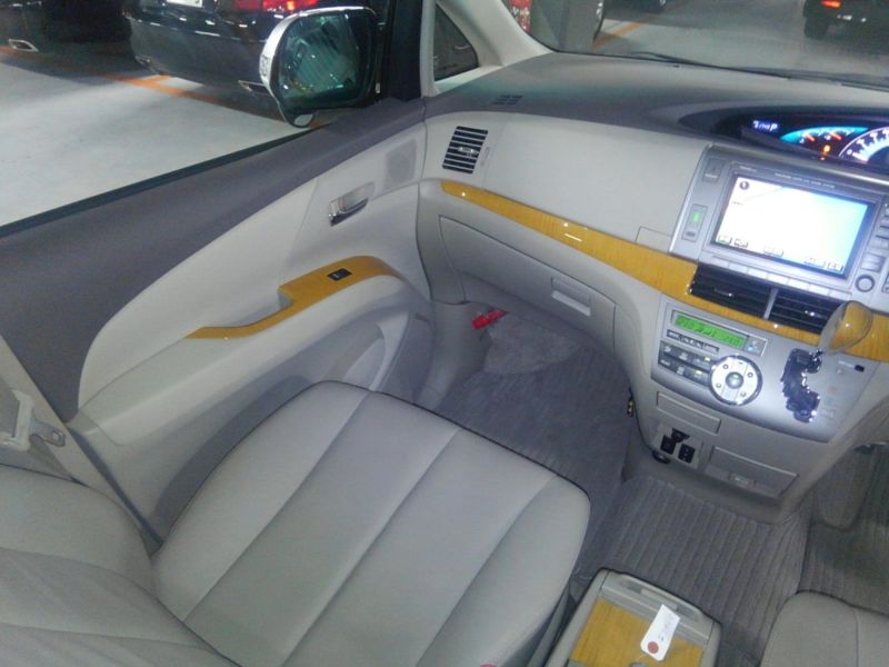 2008 Toyota Estima 4WD 7 seater interior 3