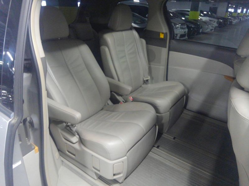 2008 Toyota Estima 4WD 7 seater rear seats