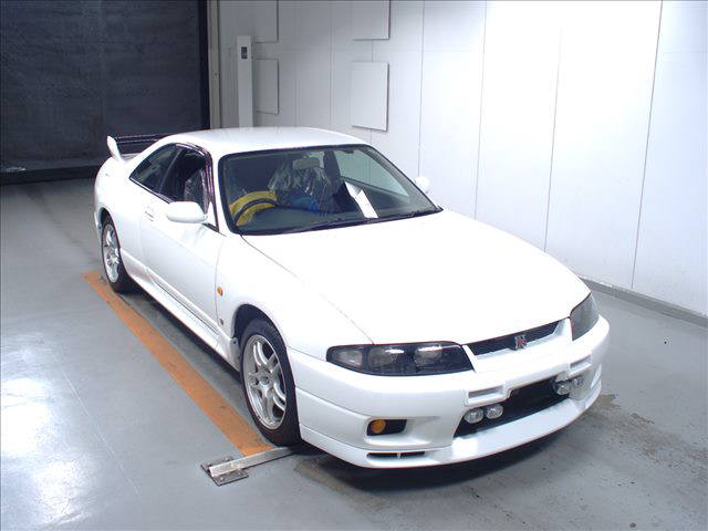 1995 Nissan Skyline R33 GTR VSpec auction front