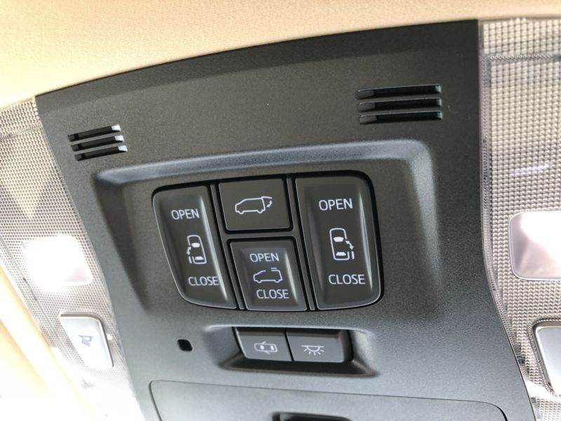 2015 Toyota Alphard Hybrid Executive Lounge powerslide doors