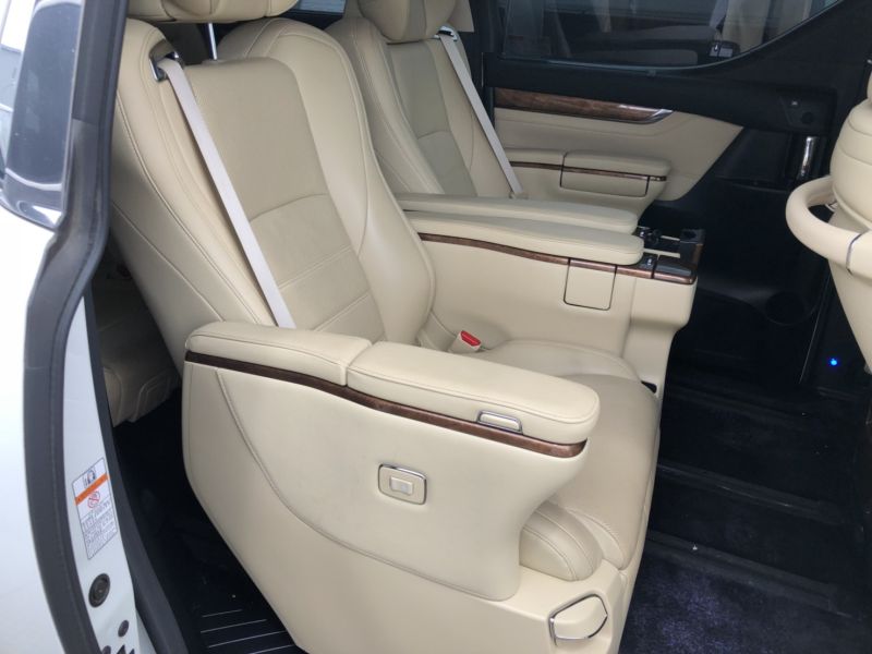 2015 Toyota Alphard Hybrid Executive Lounge rear seat (2)