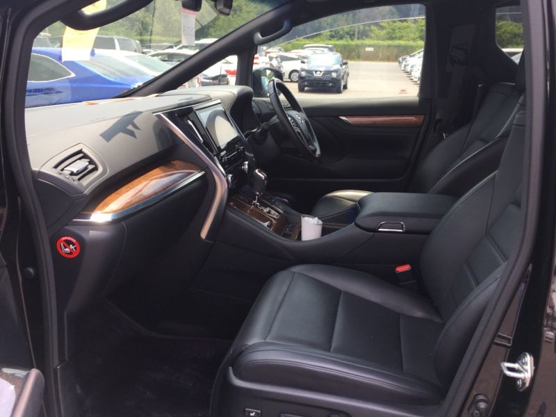 2015 Toyota Vellfire Hybrid Executive Lounge front seats