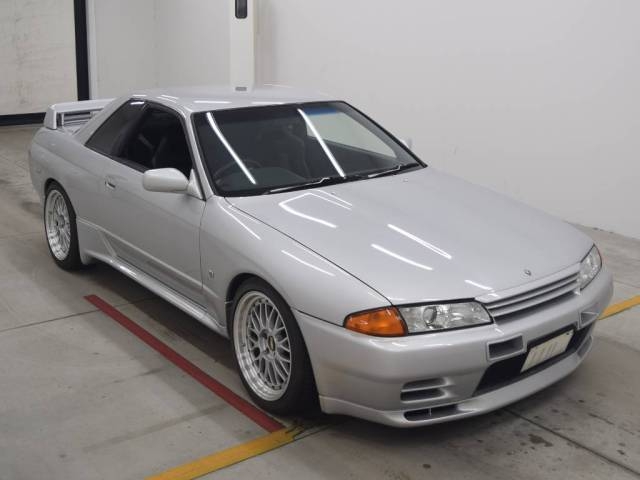 1992 Nissan Skyline R32 GTR auction front