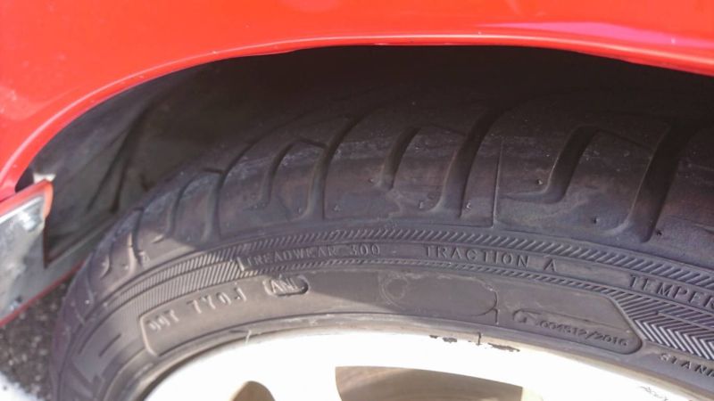 2000 Mitsubishi Lancer EVO 6 TME red tyre